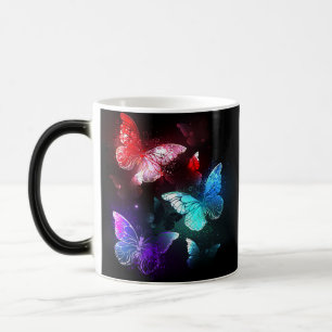Mug Magic Trois papillons brillants sur l'arrière - plan de 