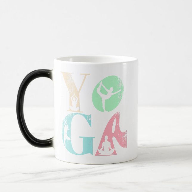 Mug Magic Typographie du Yoga rétro avec silhouettes de Pose (Gauche)