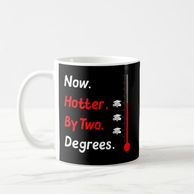 Mug Maintenant Hotter Par Deux Diplômes De Diplôme Son (Gauche)