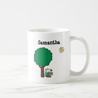 Mug Maisy lit son livre de bibliothèque dehors