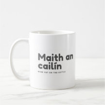Maith et cailín mettent maintenant la bouilloire