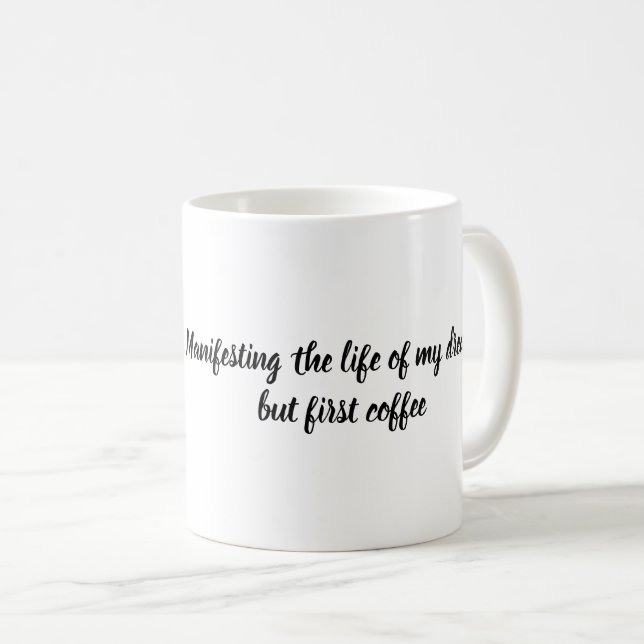 Mug Manifester la vie de mes rêves mais premier café (Devant droit)