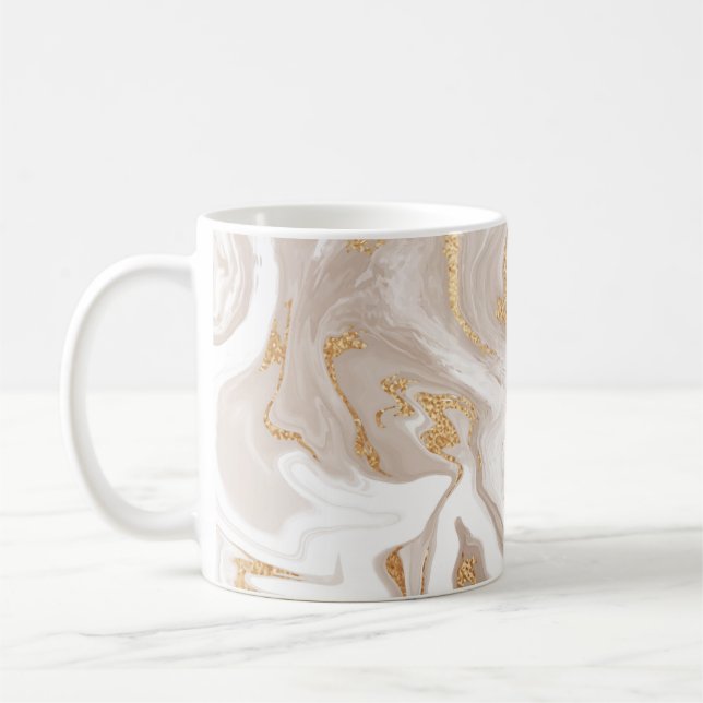 Mug Marbre liquide beige, art de la ligne dorée. (Gauche)