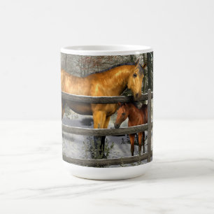 Mug Mare et poulain dans la boue d'hiver