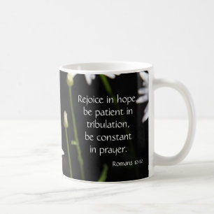 Mug Marguerite blanche sur le noir, l'espoir de vers