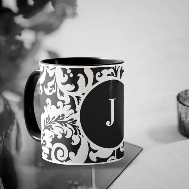 Mug Mariage damassé florale moderne noir & blanc éléga (modern black and white elegant floral damask monogram mug for wedding, bride's maids gift favors)