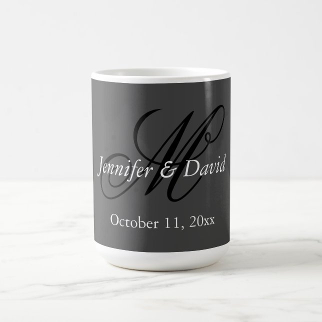 Mug Mariage de monogramme de calligraphie attirant (Centre)