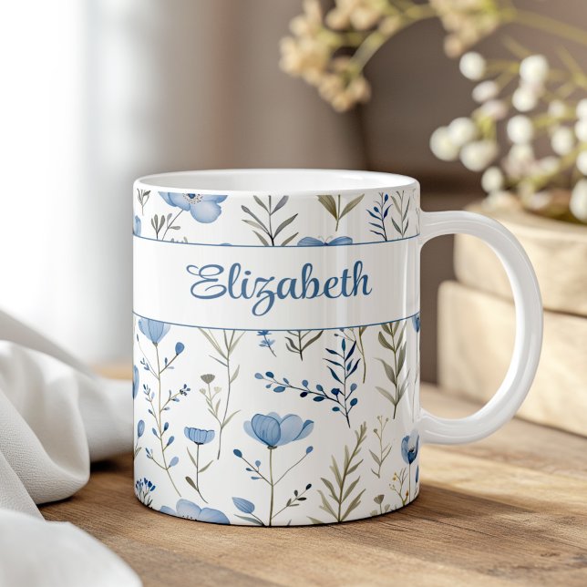 Mug Marine Bleu Aquarelle Fleurs sauvages Populaire No (Navy Blue Watercolor Wildflowers Poppy Custom Name Coffee Mug on a boho wooden table.)