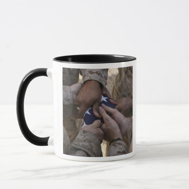 Mug Marines plient un drapeau américain (Gauche)