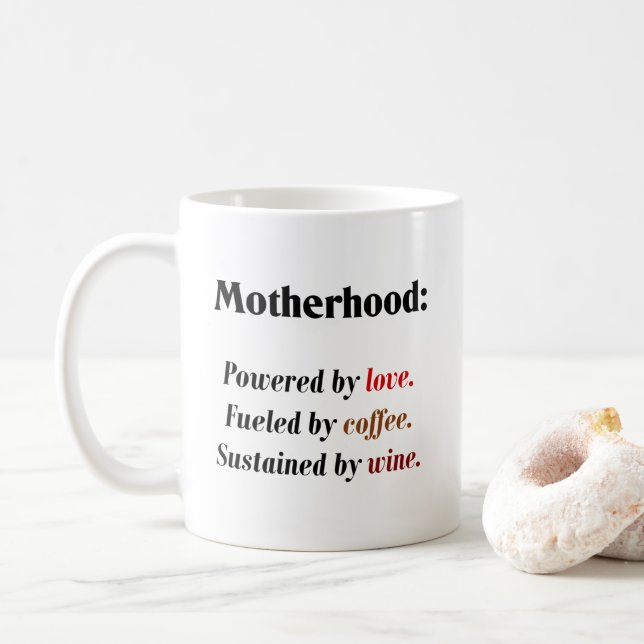 Mug Maternité actionnée par l'amour soutenu par le vin (Avec donut)