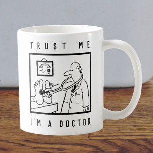 Mug Médecin avec stéthoscope vérifiant les pieds