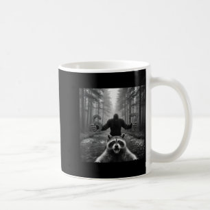 Mug Mème de selfie de raton laveur drôle avec Bigfoot