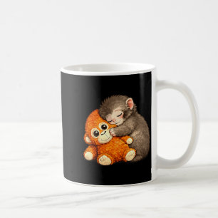 Mug Mème de singe qui frappe en câlinant une peluche