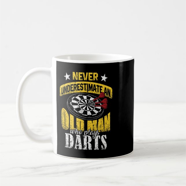Mug Mens Dart Player Never Underestimate An Old Man Wh (Gauche)