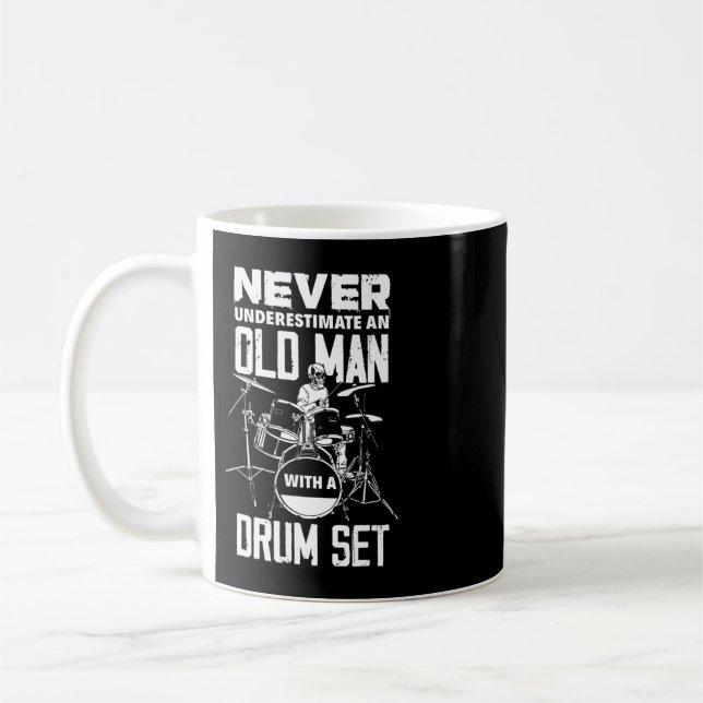 Mug Mens Drôle Ne Sous-Estime Jamais Un Vieux Homme Av (Gauche)