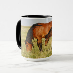 Mug Mère de cheval sauvage et poulain paissant