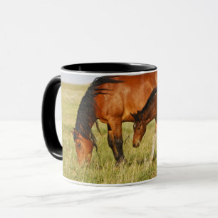 Mug Mère de cheval sauvage et poulain paissant