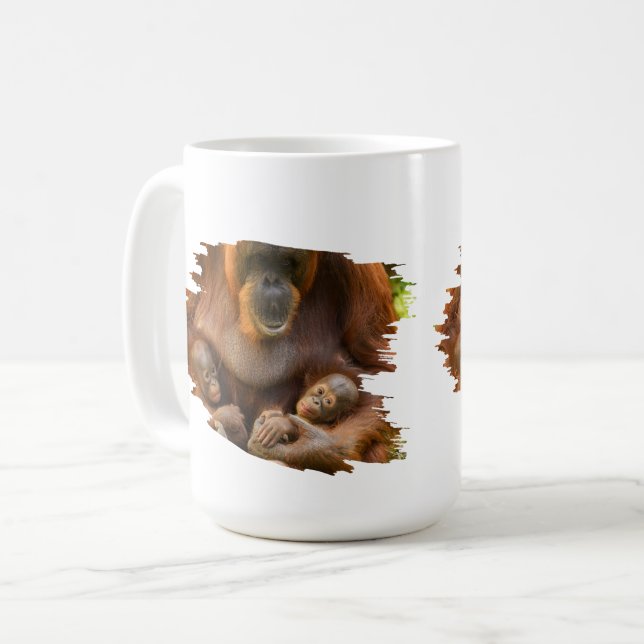 Mug Mère Orangoutane tenant deux bébés (Devant gauche)