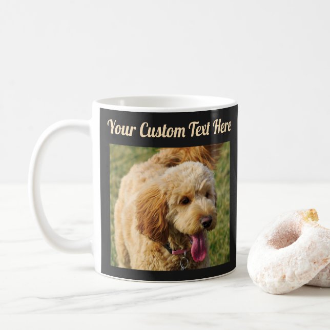 Mug Message personnalisé noir Doigt Goldendoodle (Avec donut)