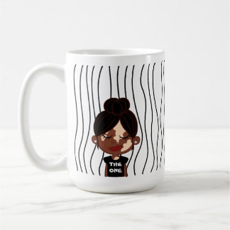 Mug Mignonne Femme Qui Soupçonne A Frappé De La Mug. C