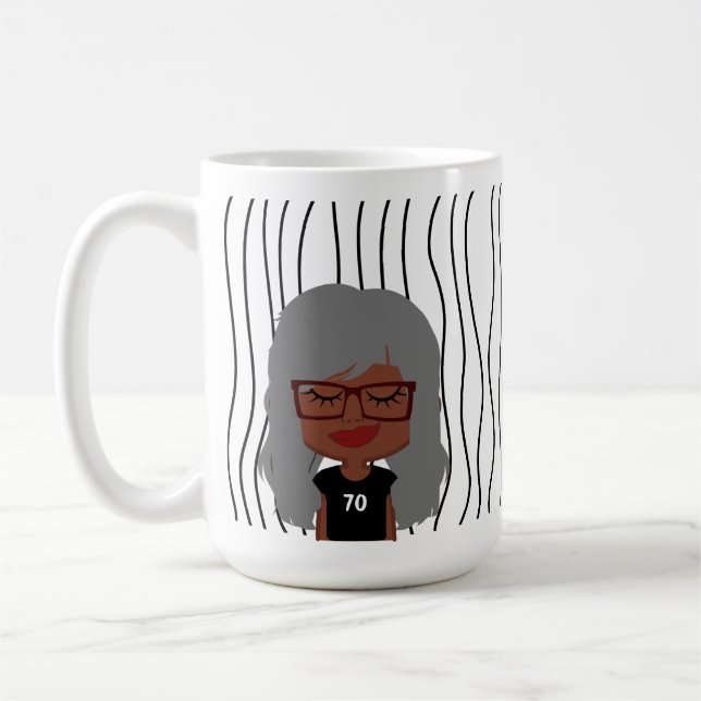 Mug Mignonne Femme Qui Soupçonne A Frappé De La Mug. C (Gauche)