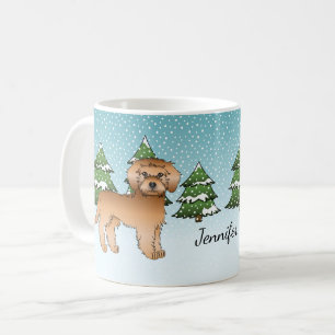 Mug Mini Goldendoodle abricot dans une forêt hivernale