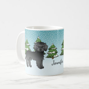 Mug Mini Goldendoodle noir dans une forêt hivernale