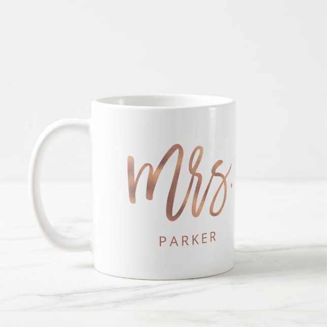 Mug Mme | Modern Rose Gold Script et nom de famille (Gauche)