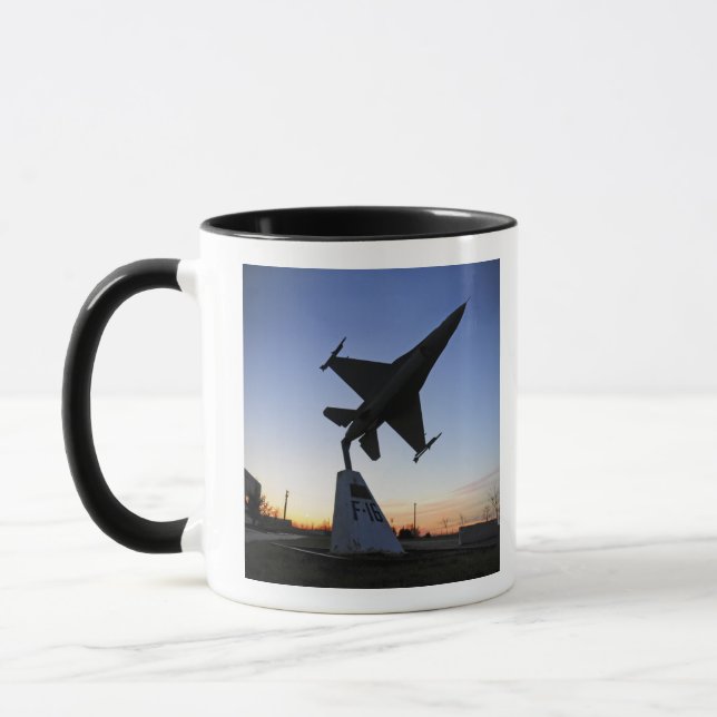 Mug Modèle d'échelle d'un Faucon F-16 C (Gauche)