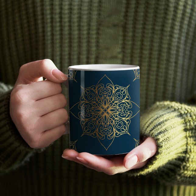 Mug Modèle Mandala Damask Or (Gold Mandala Pattern on Navy Mug)