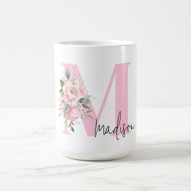 Mug Moderne Élégant rose Floral Nom initial Monogramme (Centre)