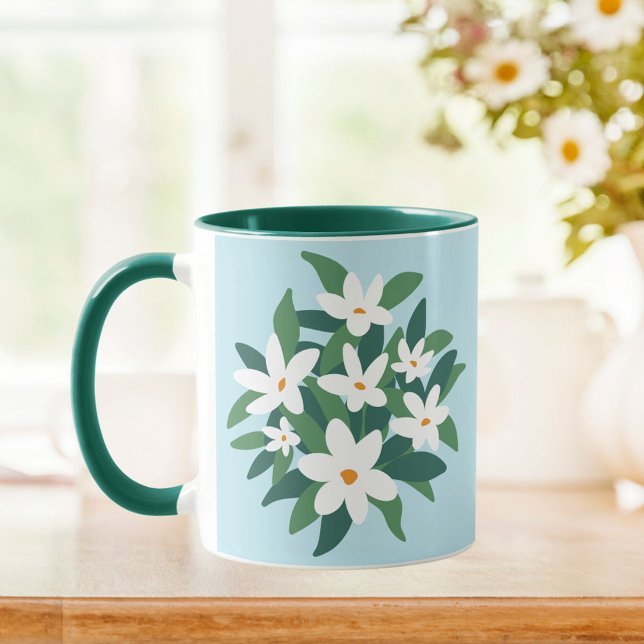 Mug Moderne minimaliste Jasmin blanc floral sur bleu (In situ Kitchen table)