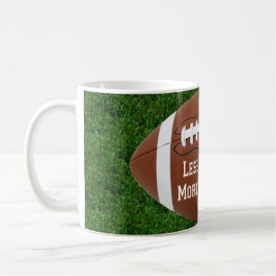 Mug Moins De Travail, Plus De Conception De Football C