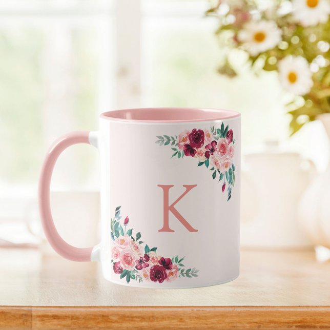 Mug Monogramme Aquarelle Boho rose Bourgogne Rose Fleu (In situ Kitchen table)