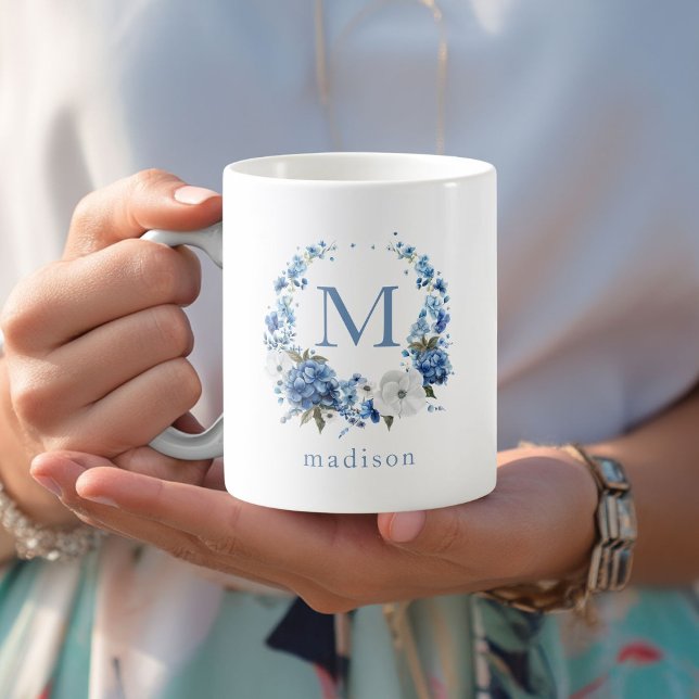 Mug Monogramme au Couronne Fleurie Bleue (Blue Floral Wreath Monogram Coffee Mug with your Initial & Name)