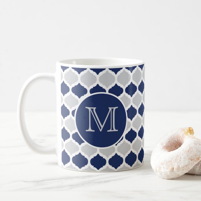 Mug Monogramme de Quatrefoil bleu et gris (Avec donut)