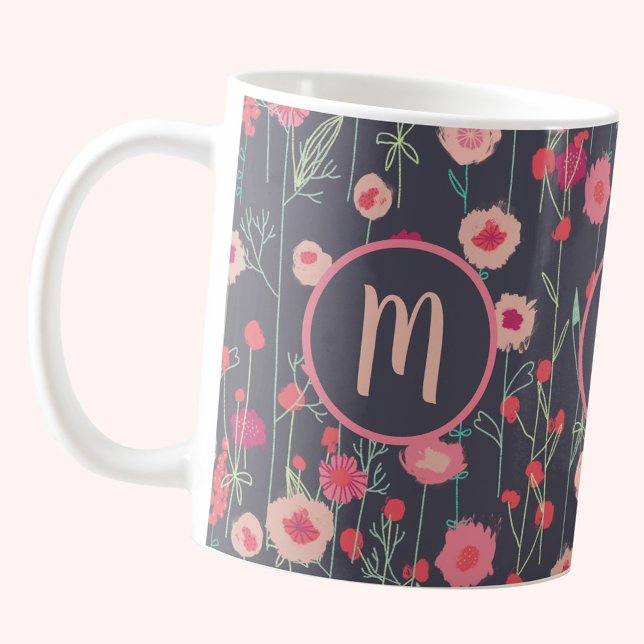 Mug Monogramme floral foncé (Boho floral pink and charcoal gray monogram personalize coffee mug)