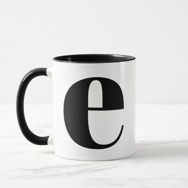 Mug Monogramme moderne Lettre initiale E Noir et blanc (Gauche)