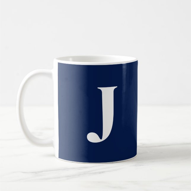 Mug Monogramme personnalisé blanc C41 bleu marine tend (Gauche)