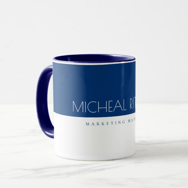 Mug Monogramme personnalisé bleu marine moderne Nom et (Devant gauche)