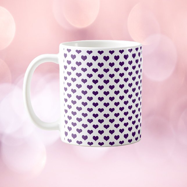 Mug Motif de coeur violet Arrière - plan blanc (A cute mug with a pattern of purple hearts and white background)