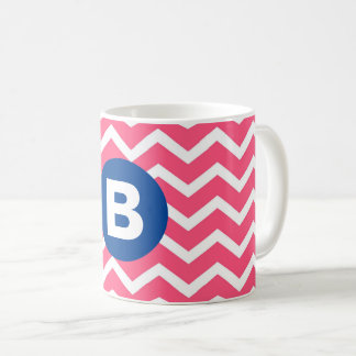 Mug Motif de monogramme à chevron rose vif et blanc
