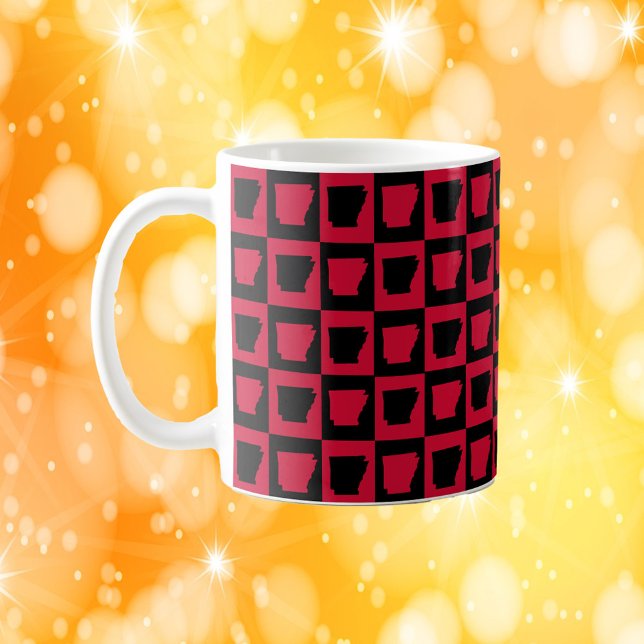 Mug Motif rouge et noir de l'Arkansas, État américain (A mug with a red and black pattern featuring the US state of Arkansas.)
