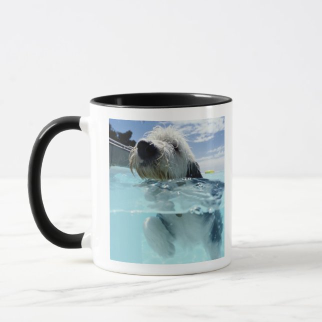 Mug Natation de chien dans une piscine (Gauche)