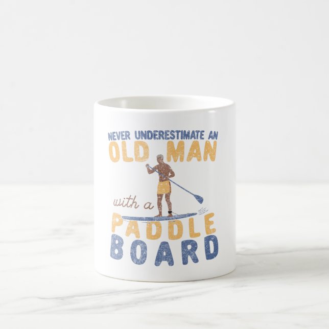 Mug Ne jamais sous-estimer un vieil homme avec une pla (Centre)