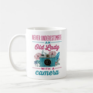 Mug Ne jamais sous-estimer une vieille dame avec une c
