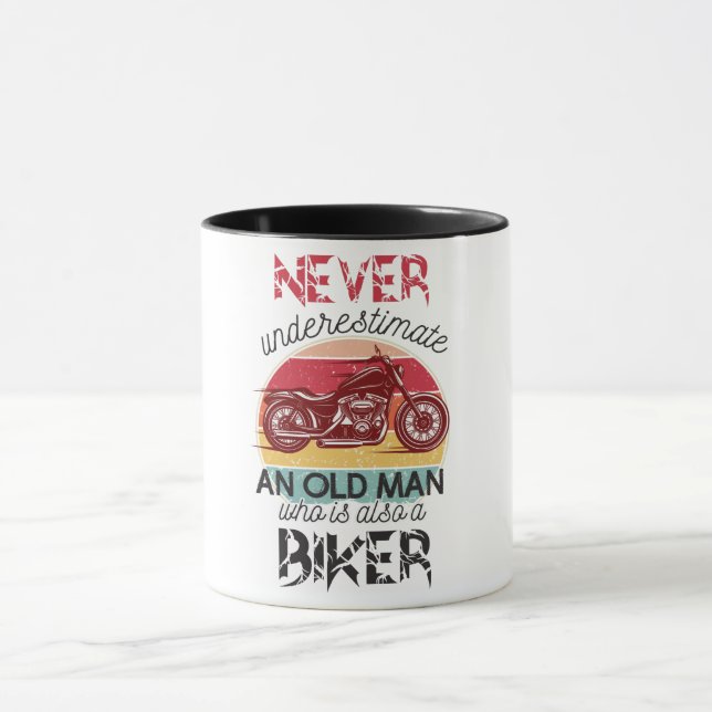 Mug Ne sous-estimez jamais Old Man Biker (Centre)