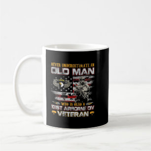 Mug Ne sous-estimez jamais un vieil homme 101e vete aé