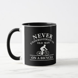 Mug ne sous-estimez jamais un vieil homme à vélo