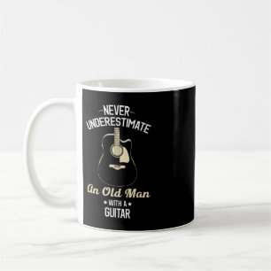 Mug Ne sous-estimez jamais un vieil homme avec Guita a